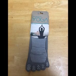 3/20$ women’s 5-10 gray yoga socks with grip